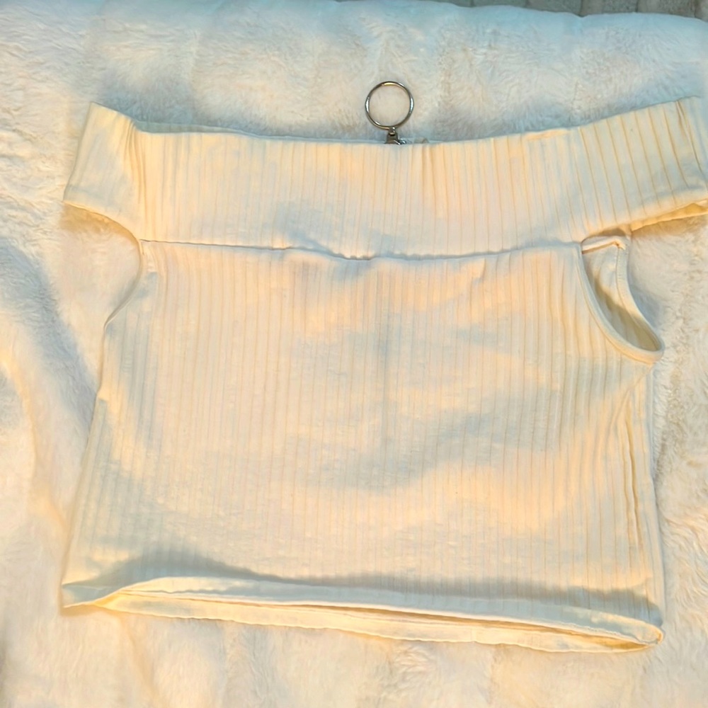 Fitted crop top zipper back one size. I wear xs